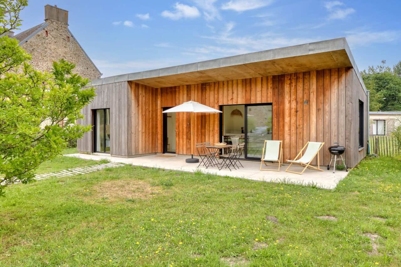 Maison bardage bois avec jardin et terrasse privés