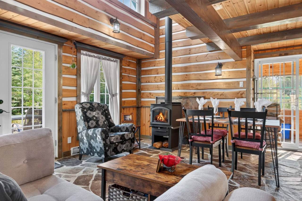 Salon avec poêle à bois