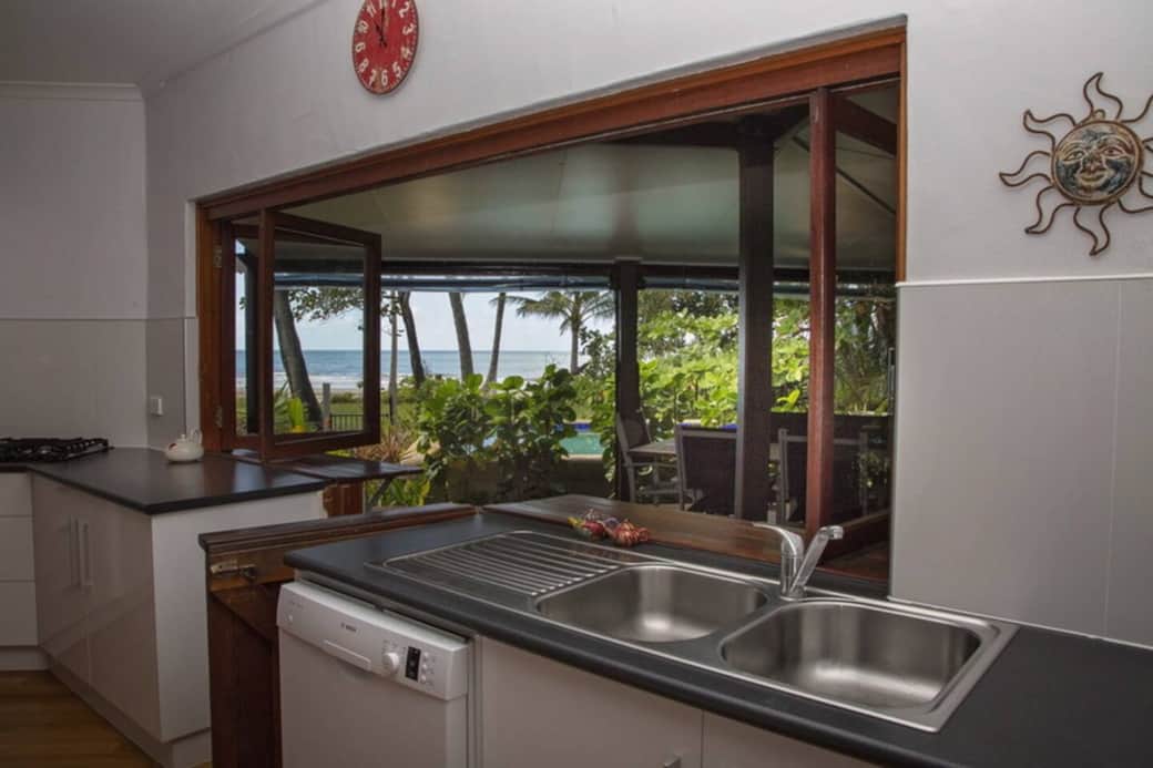 Gecko's Cottage - Kitchen to veranda Gecko's Cottage - Kitchen to veranda