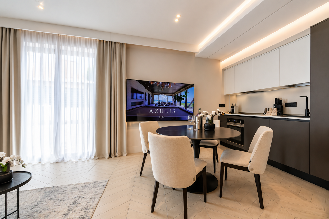 AZULIS Mietwohnung 12 Olbia, moderne offene Küche, Essbereich, runder Tisch, Vorhänge, Smart-TV