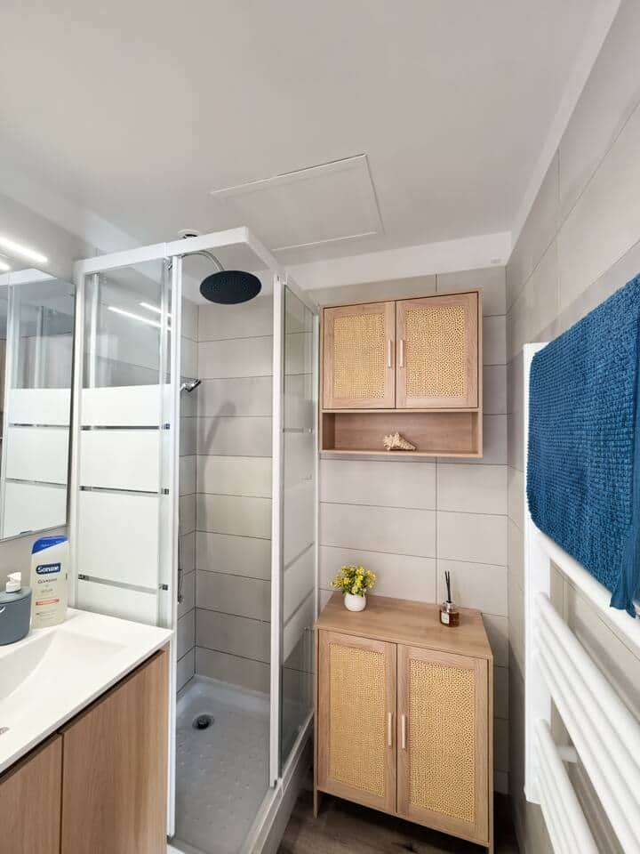 Salle de bain moderne et fonctionnelle : Douche spacieuse, serviettes moelleuses et produits d’accueil pour votre confort après les soins. Tout est prévu pour que vous vous sentiez comme à la maison. 