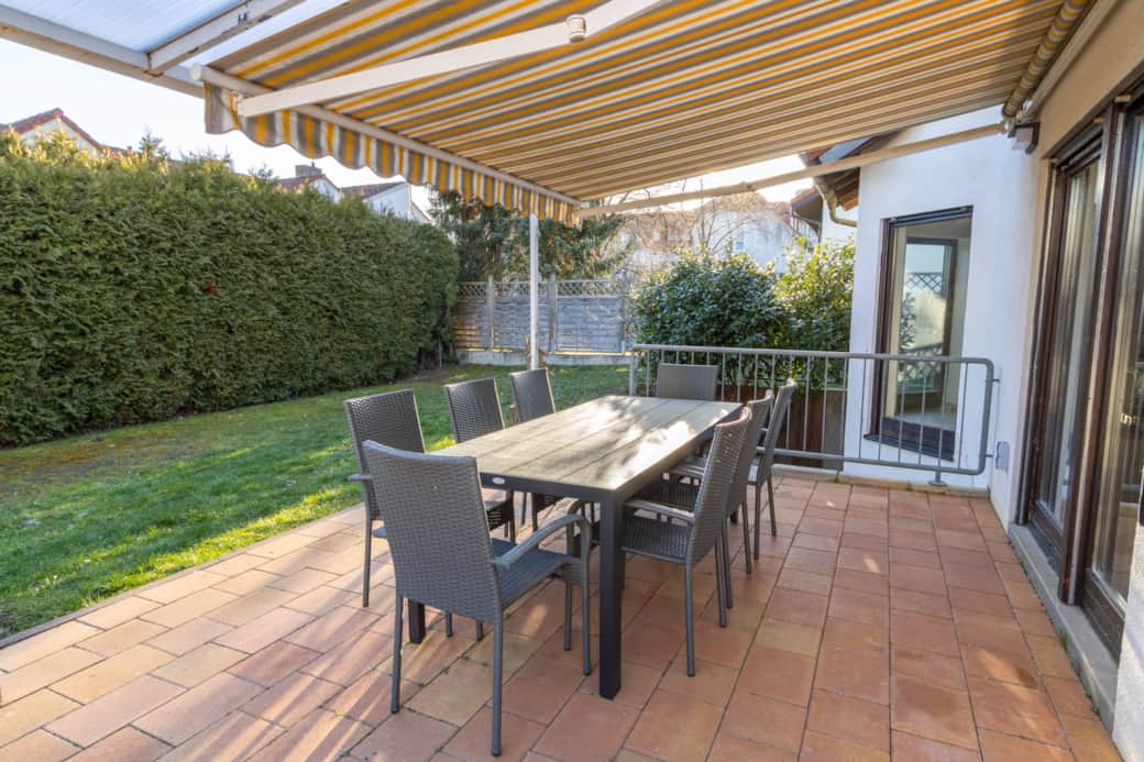 Überdachte Terrasse mit großem Esstisch