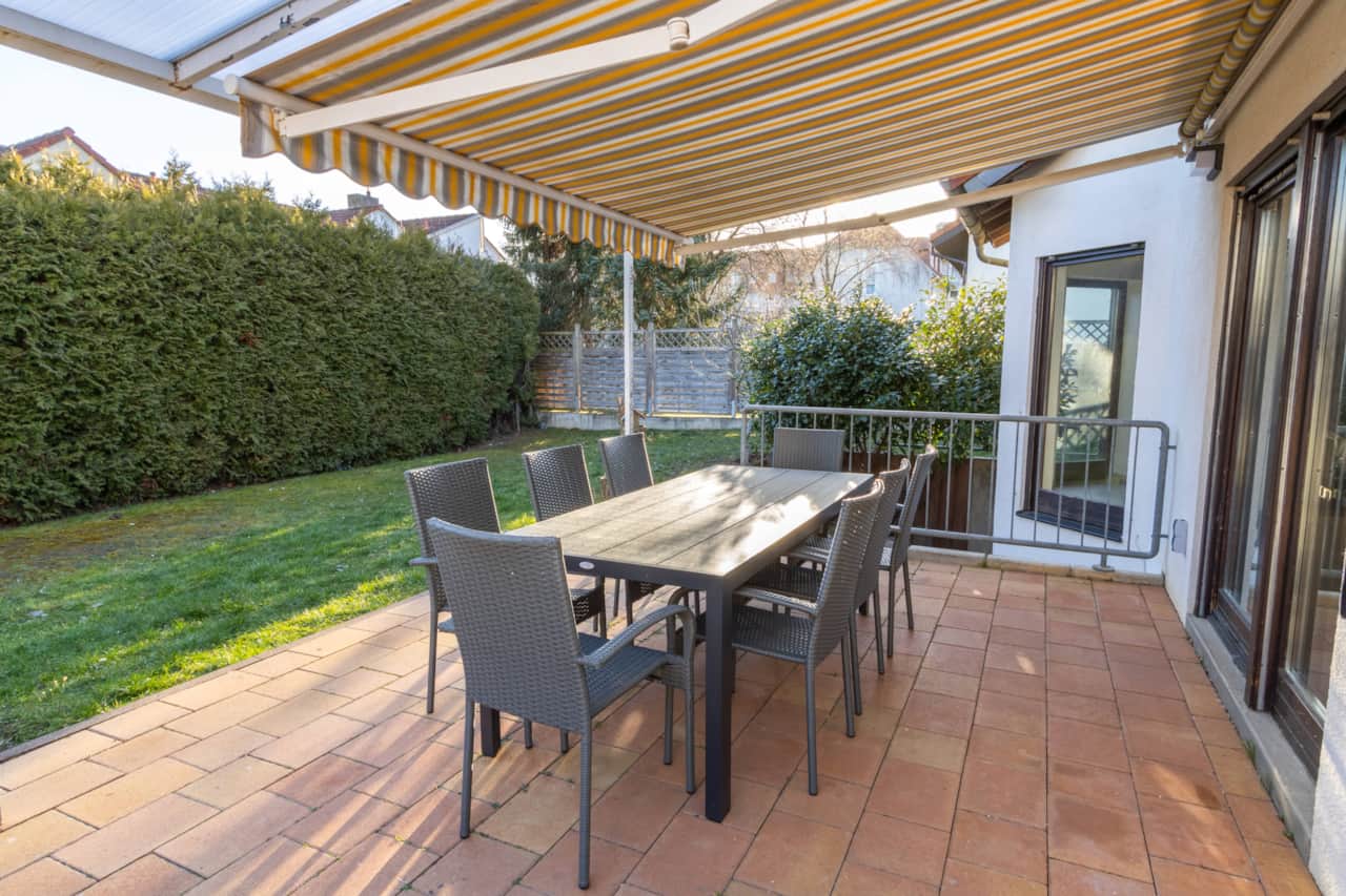 Überdachte Terrasse mit großem Esstisch