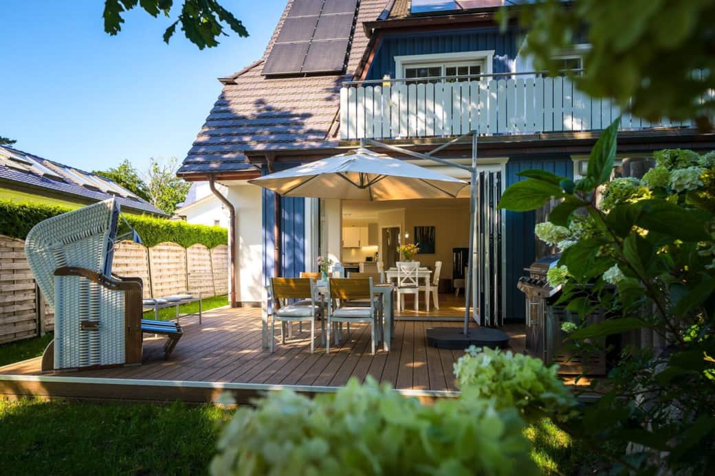 Auri Blick auf die Terrasse aus dem Garten