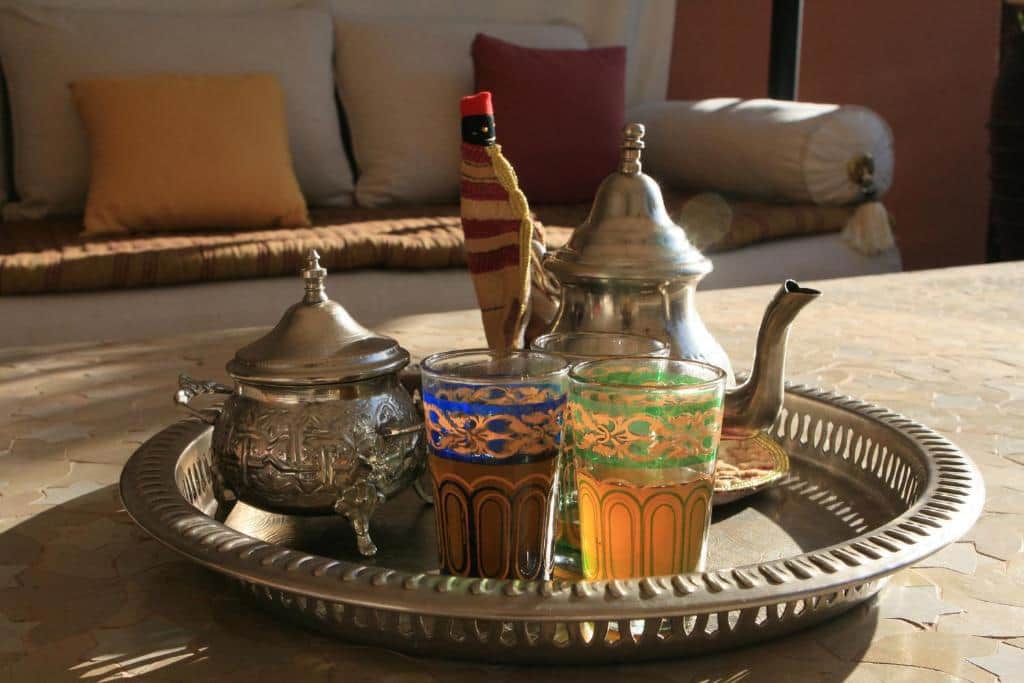 Terrasse panoramique du Riad Shemsi au coucher du soleil sur Marrakech