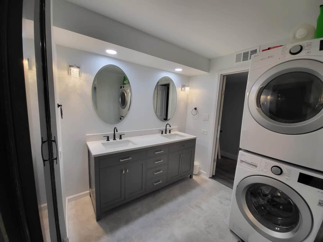 Master Bath with Full Size Washer/Dryer