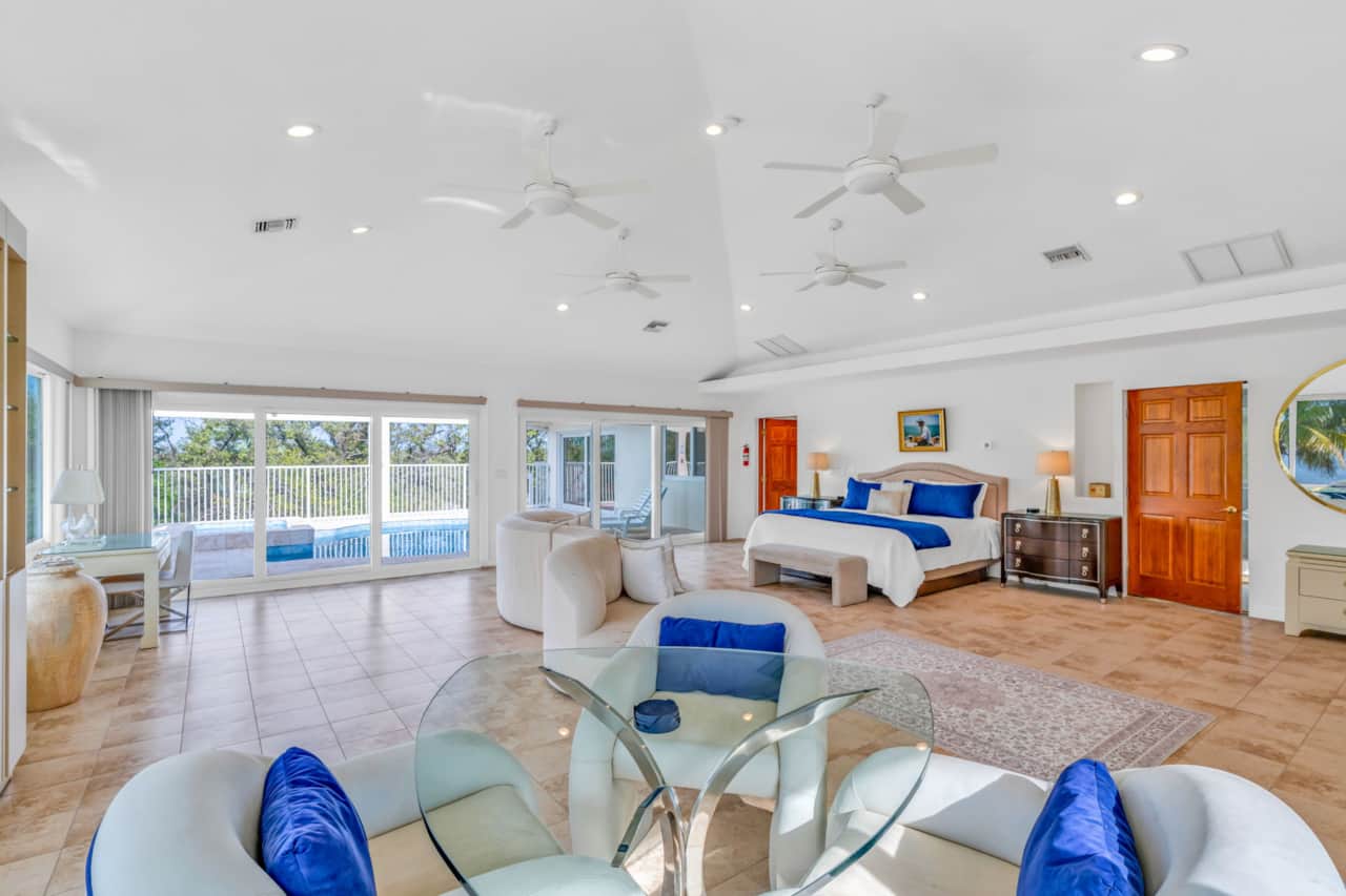 Master bedroom with direct acces to pool area