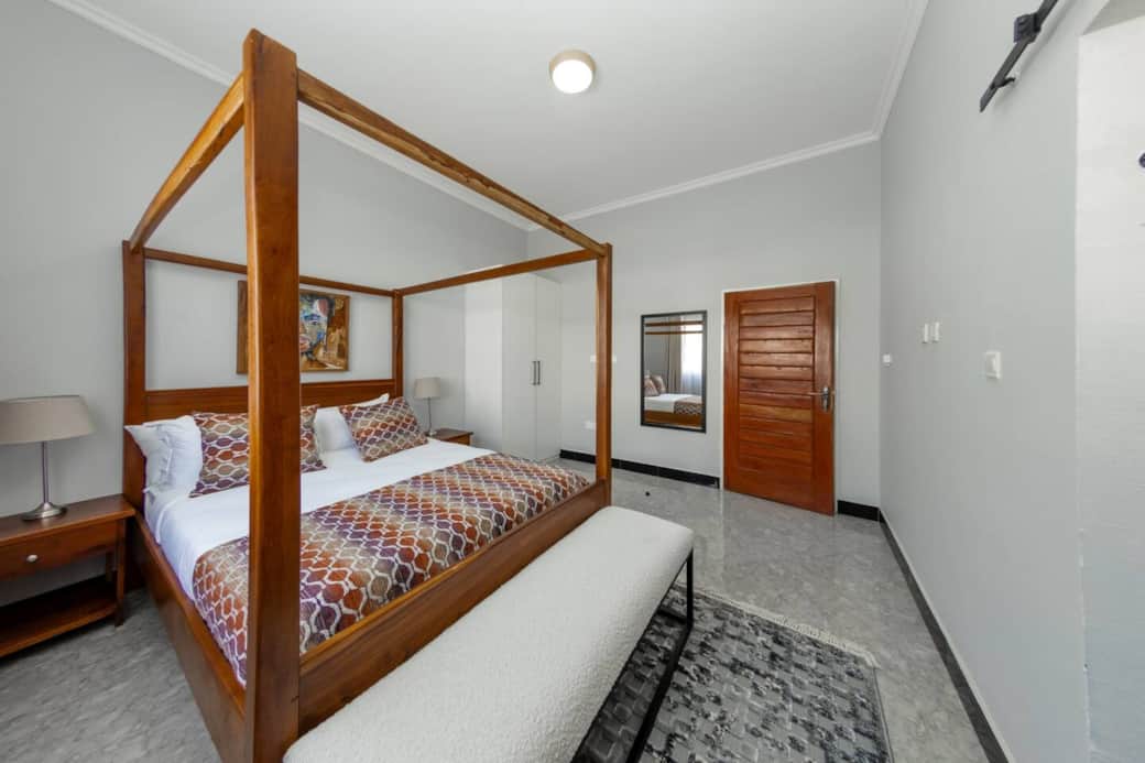 Bedroom with canopy bed and en-suite bathroom 