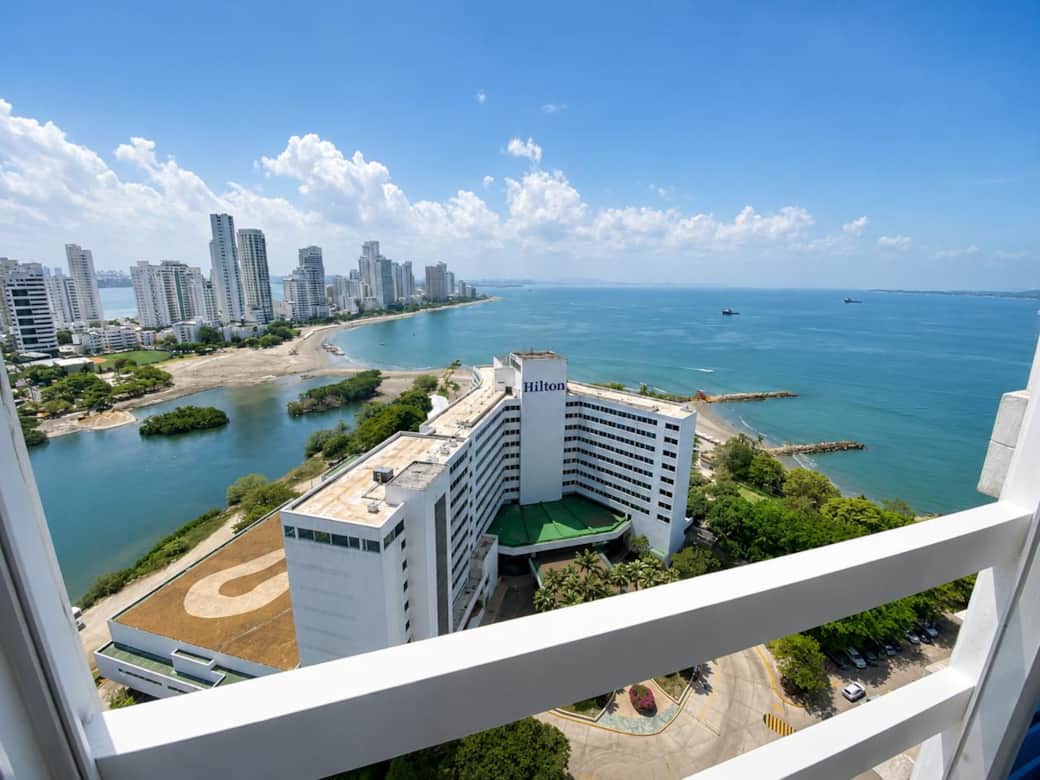 Vista al Mar Caribe, El Laguito y la ciudad desde la ventana