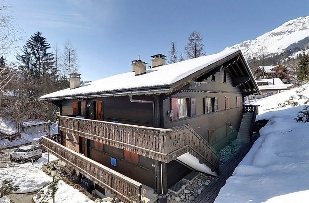 Panoramablick vom Himmel auf die Wohnung.