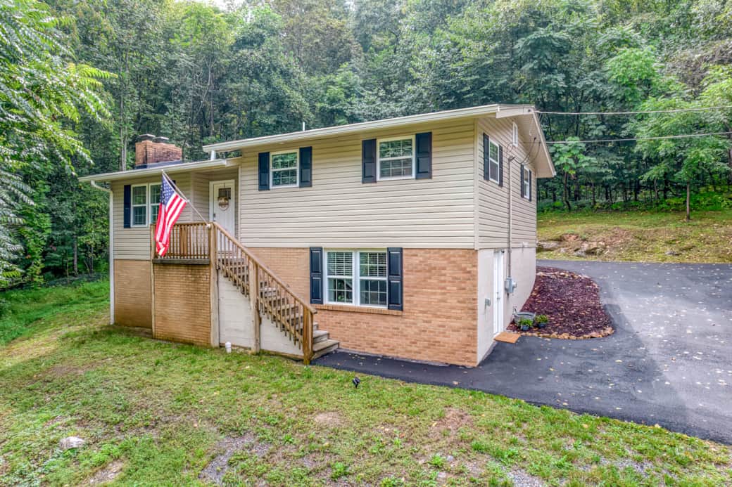 Private Tennessee Hills Retreat • Close to Downtown Johnson City Private Tennessee Hills Retreat • Close to Downtown Johnson City