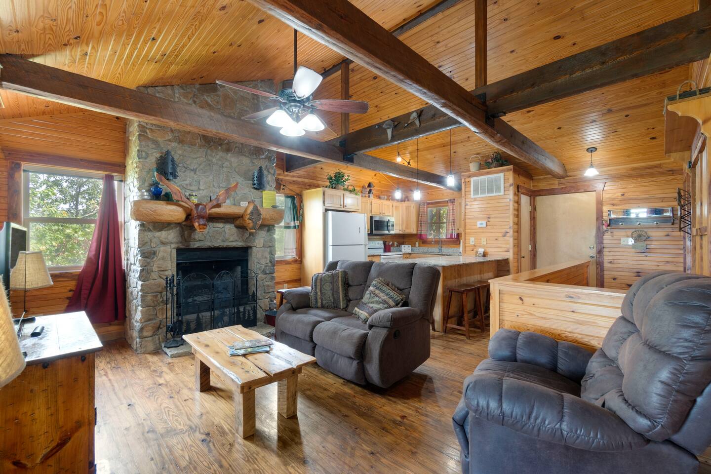 River Cabin, Jacuzzi, Sleeps 6!