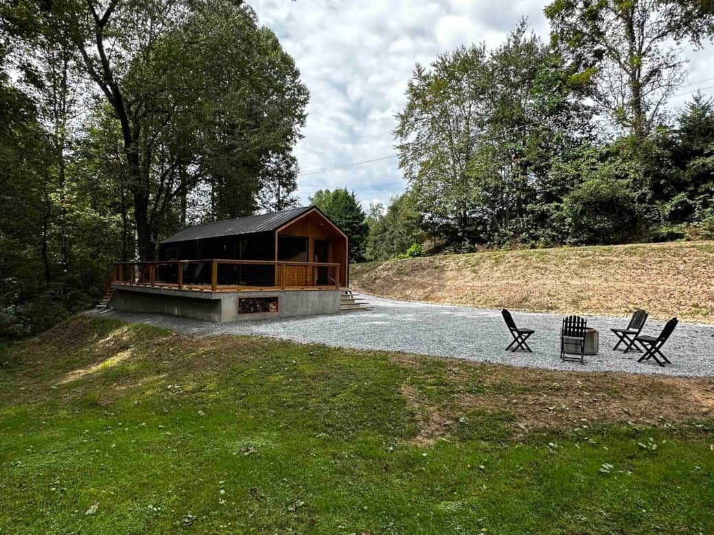 Large open yard with outdoor seating — perfect for stargazing or unwinding after exploring Brevard. Large open yard with outdoor seating — perfect for stargazing or unwinding after exploring Brevard.
