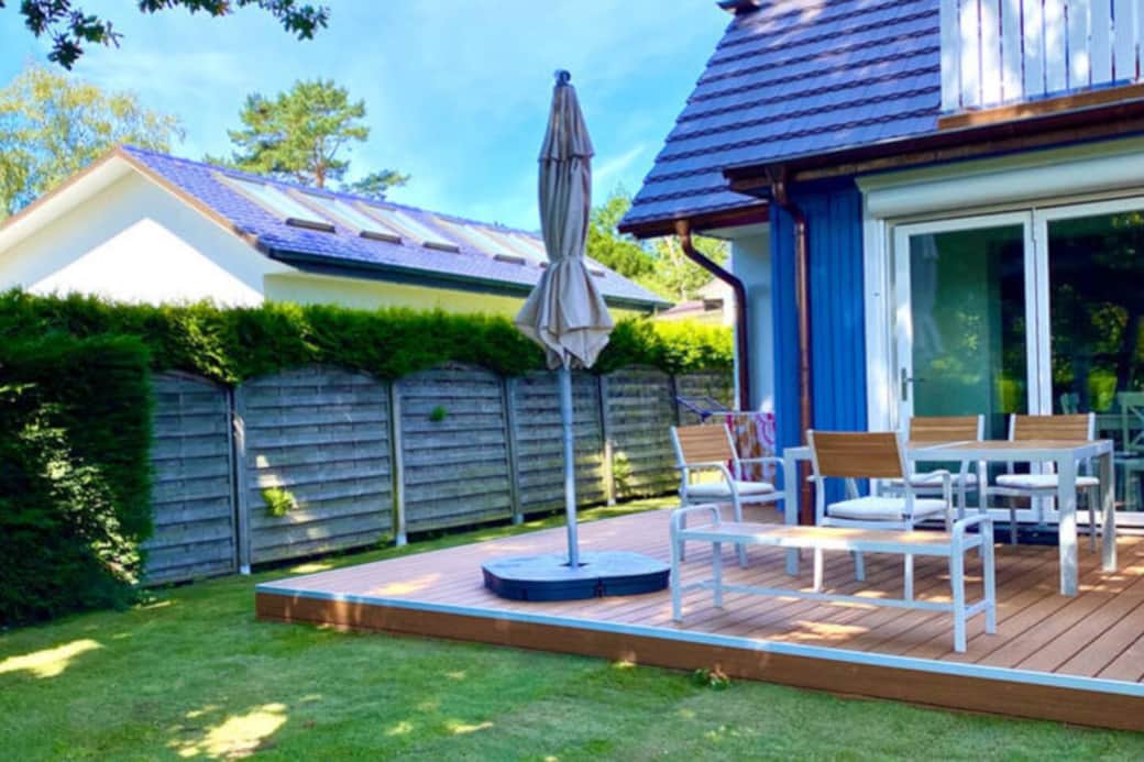 Blick aus dem Garten zur Terrasse