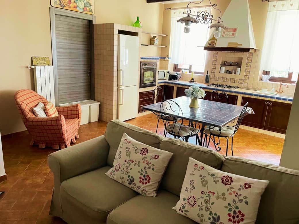 Cucina rustica mediterranea con ambienti spaziosi e accoglienti.