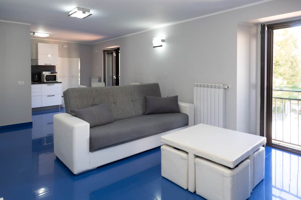 Soggiorno moderno con divanoletto e balconcino Soggiorno moderno con divanoletto e balconcino