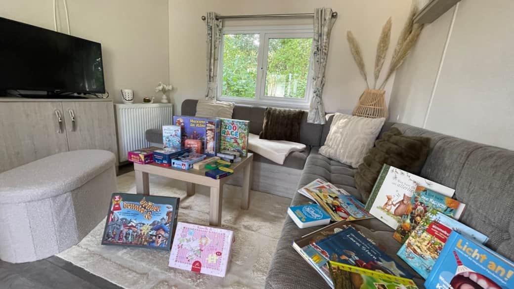 Spiele befinden sich in der beigen Sitzbank links