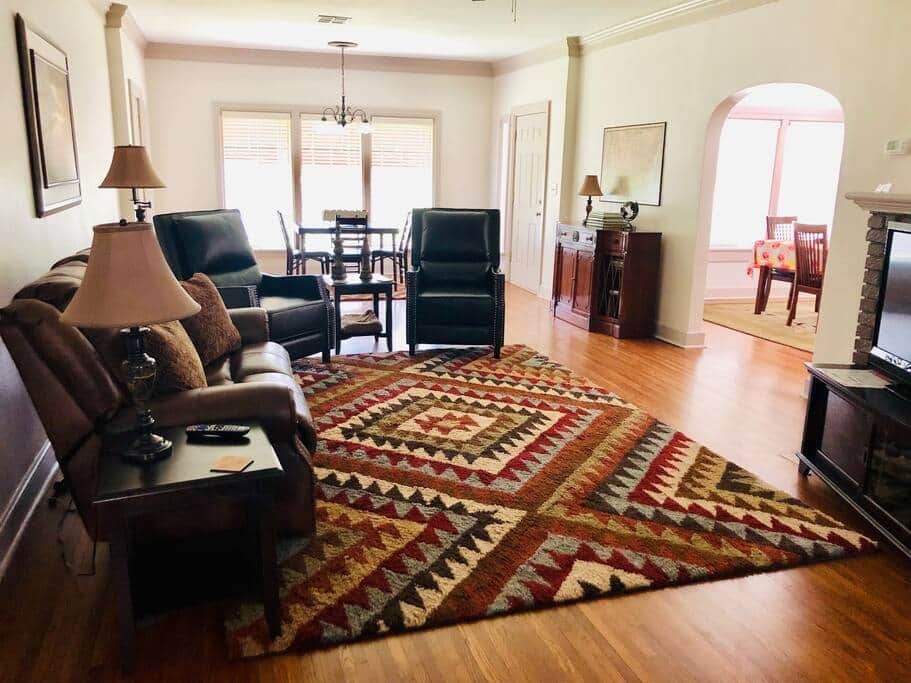 Spacious living area for families or larger groups. Spacious living area for families or larger groups.