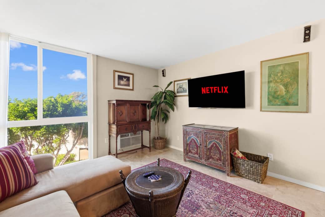 Cozy Living Area -  Full of  natural light