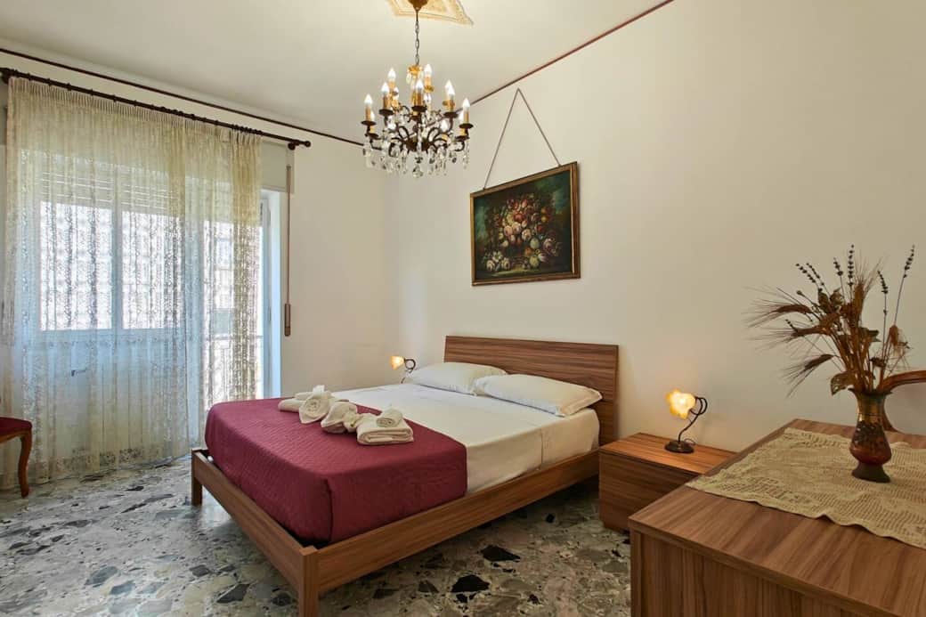 Letto matrimoniale comodo, biancheria fresca e atmosfera accogliente per il tuo soggiorno in Sicilia.
