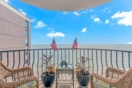 Enjoy your meals out in the fresh air w/ amazing views. 