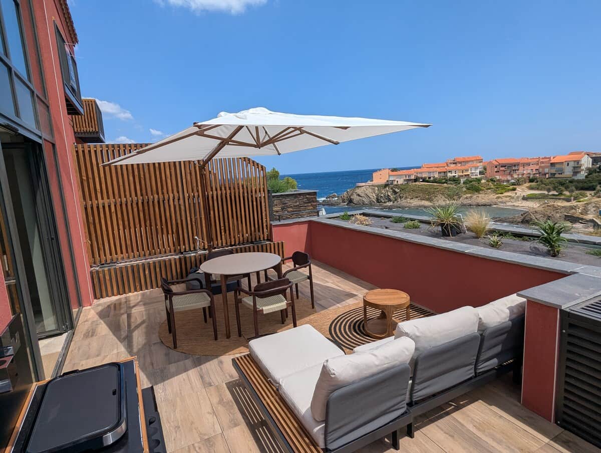 Sea view from the 25 m2 terrace, enjoy the sun all year around. south - east exposed.. 