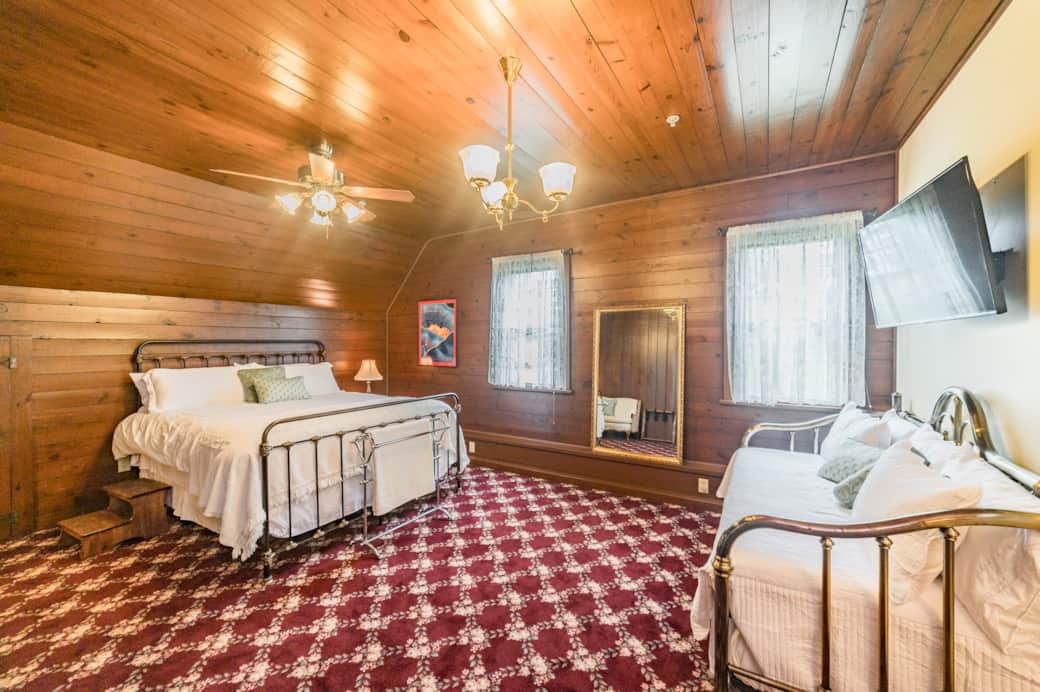 Desperado Suite  (2nd floor Carriage House) ~CA King and Day Bed