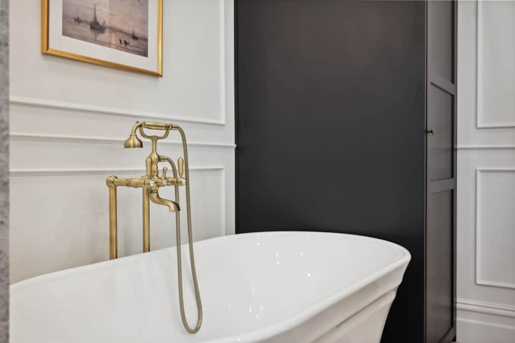 Main bathroom - bath