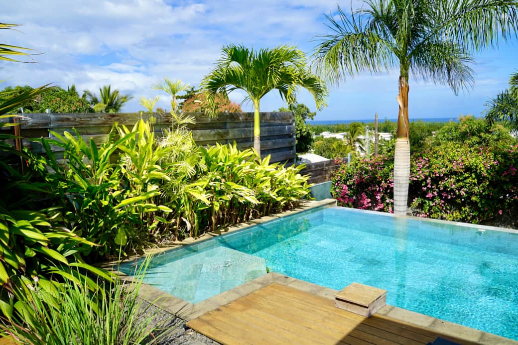 Espace piscine paysagé avec plage immergée