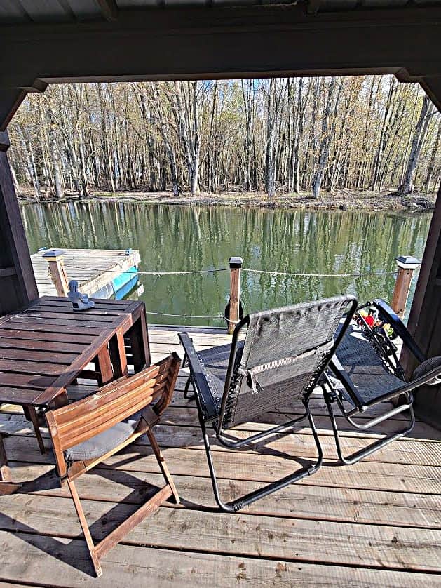Terrasse privée avec table, chaises et chaises longues