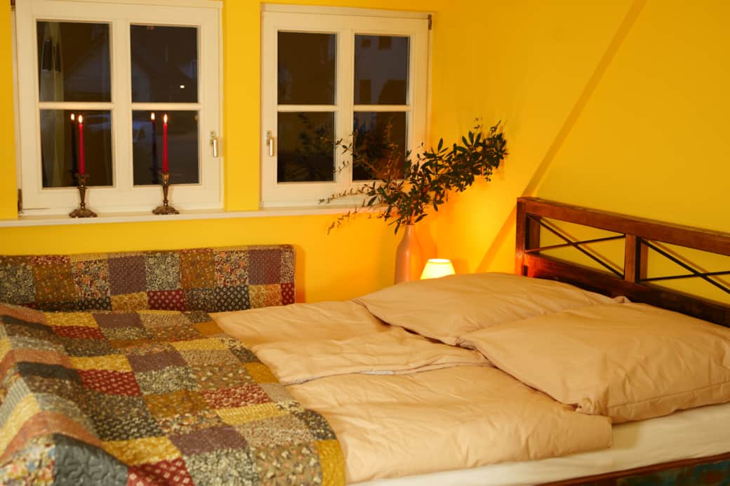 Gelbes Schlafzimmer der Dachgeschoss-Ferienwohnung in der Villa Überlingen. Gelbes Schlafzimmer der Dachgeschoss-Ferienwohnung in der Villa Überlingen.