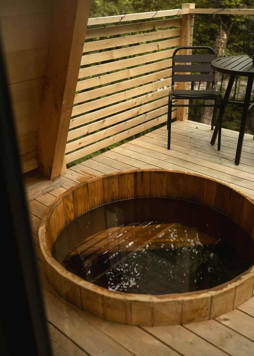 Votre spa privé en cèdre, entouré de forêt — parfait en toute saison: Photo: @may_photographie_