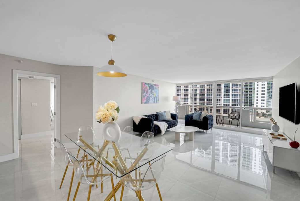 Dining for 6, Roku streaming tv, balcony access