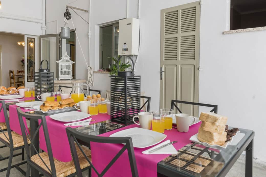 La grande table pour 8 personnes dans le patio