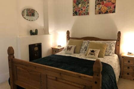 The Main Bedroom - absolutely Snug