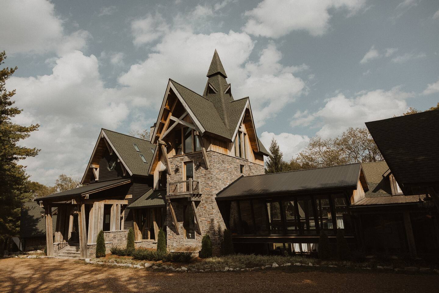 Extraordinary Manor at Dark Horse Estate