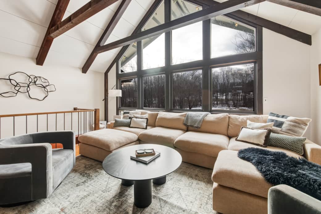 Spacious living room with vaulted ceilings and cozy fireplace Spacious living room with vaulted ceilings and cozy fireplace