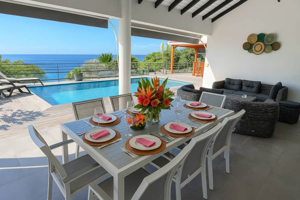 Déjeuner en terrasse avec vue sur la mer