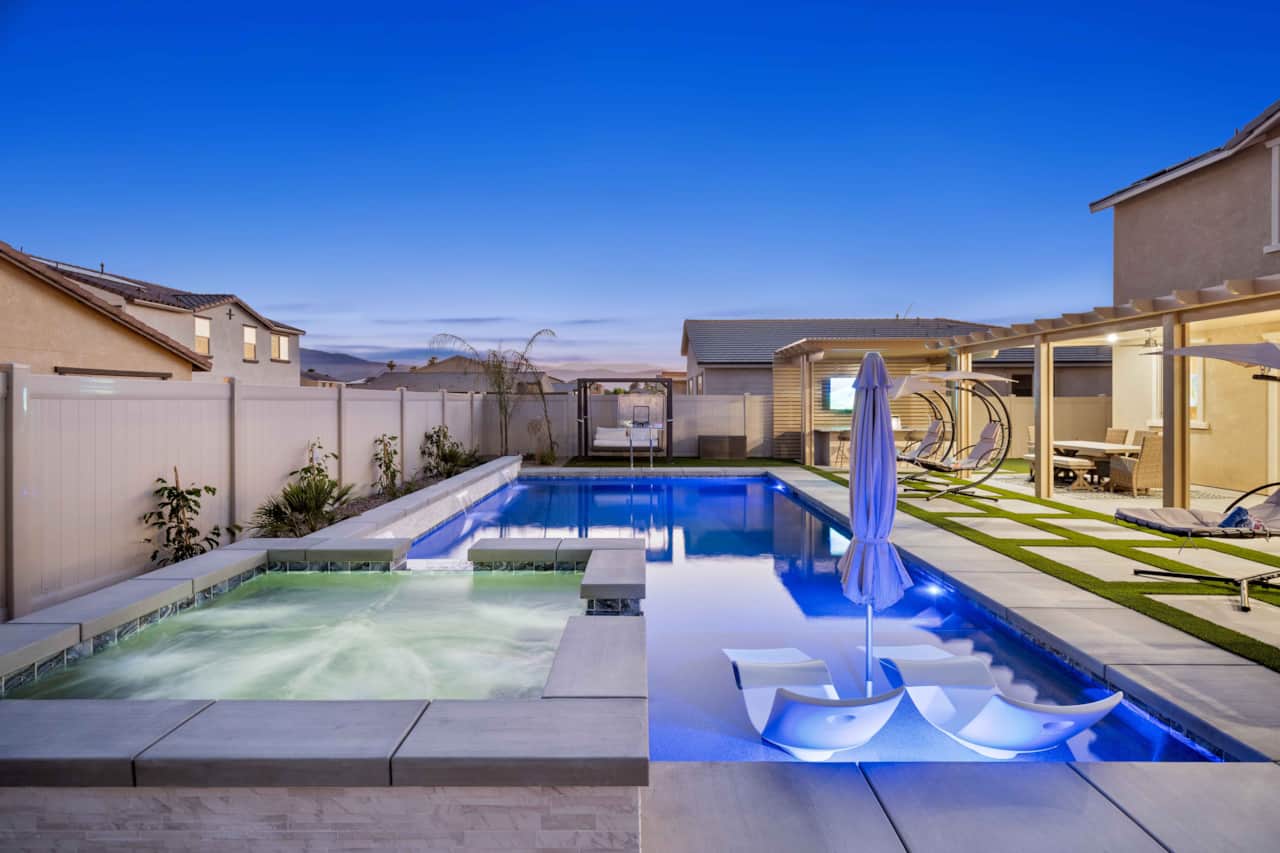 Jaw Dropping Pool Lights & Gorgeous Seating