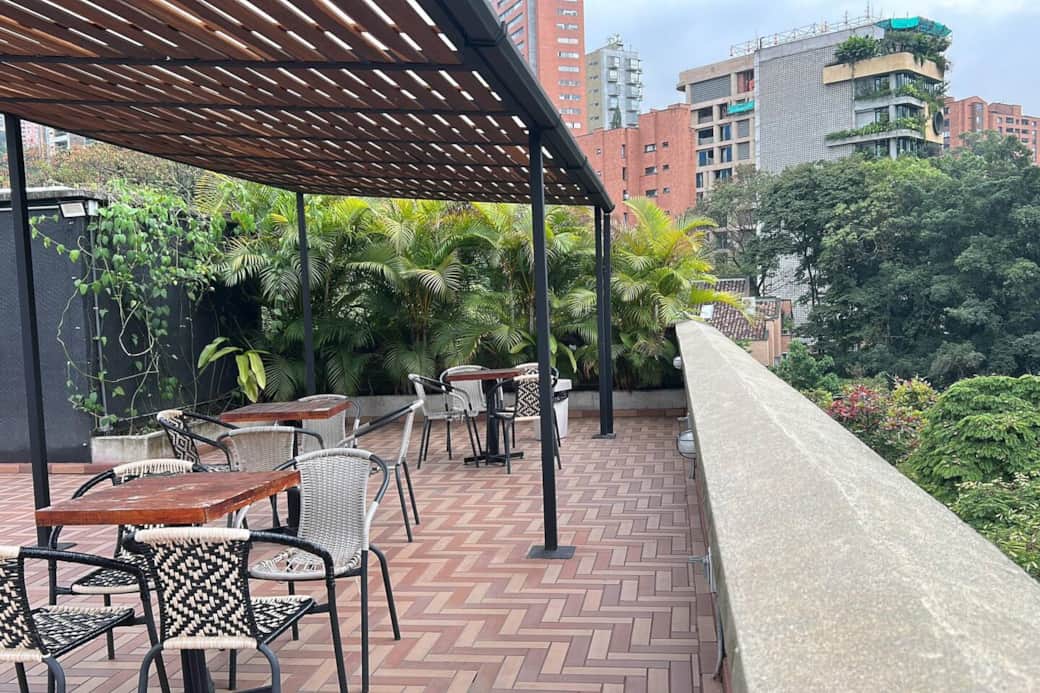 Hospedaje en El Poblado con puestos de trabajo, terraza, lavandería y con costo adicional cafeterí Hospedaje en El Poblado con puestos de trabajo, terraza, lavandería y con costo adicional cafeterí
