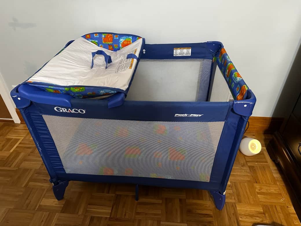 Pack and play with changing platform