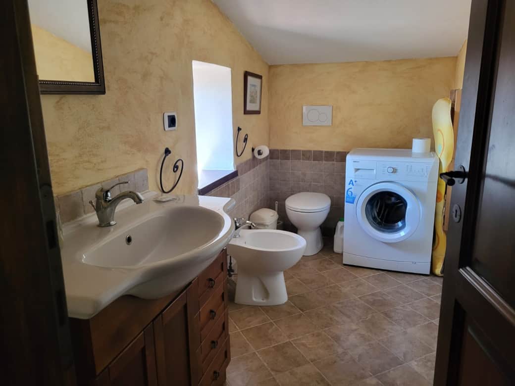 Bagno primo piano con lavatrice