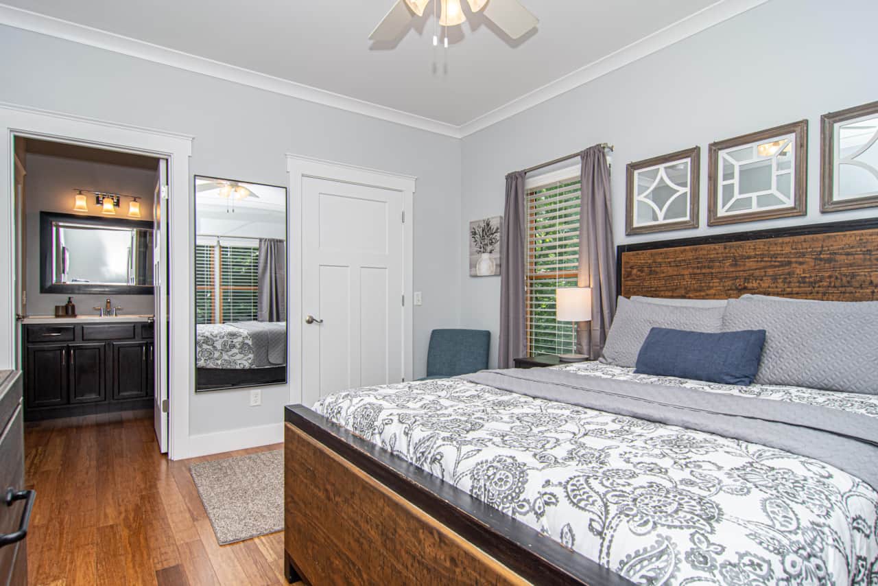 Queen Bedroom with en-suite bathroom & HDTV