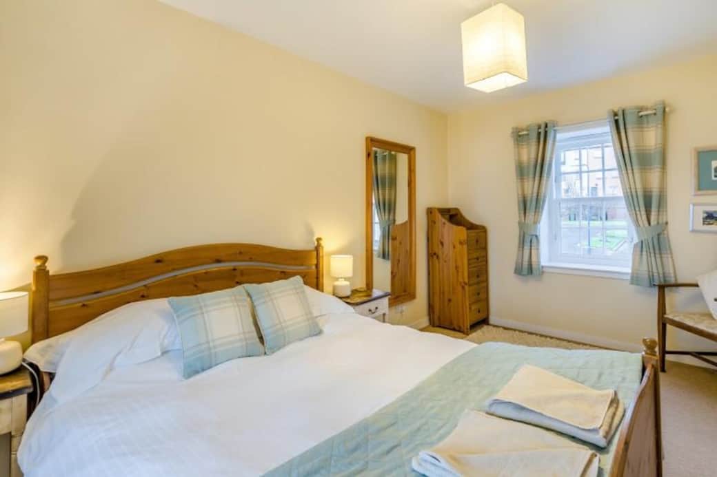 Queen bedroom, double aspect