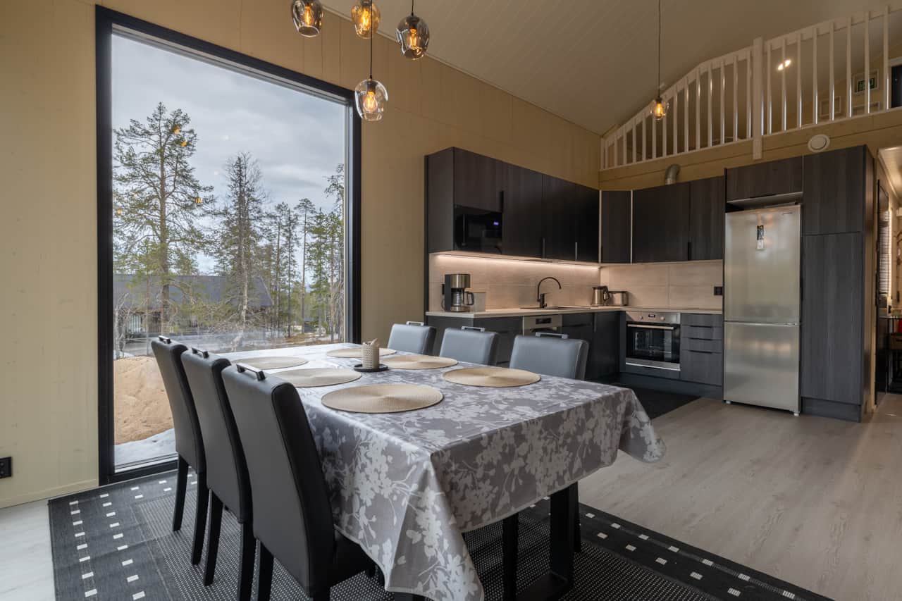 Dining area & kitchen 2