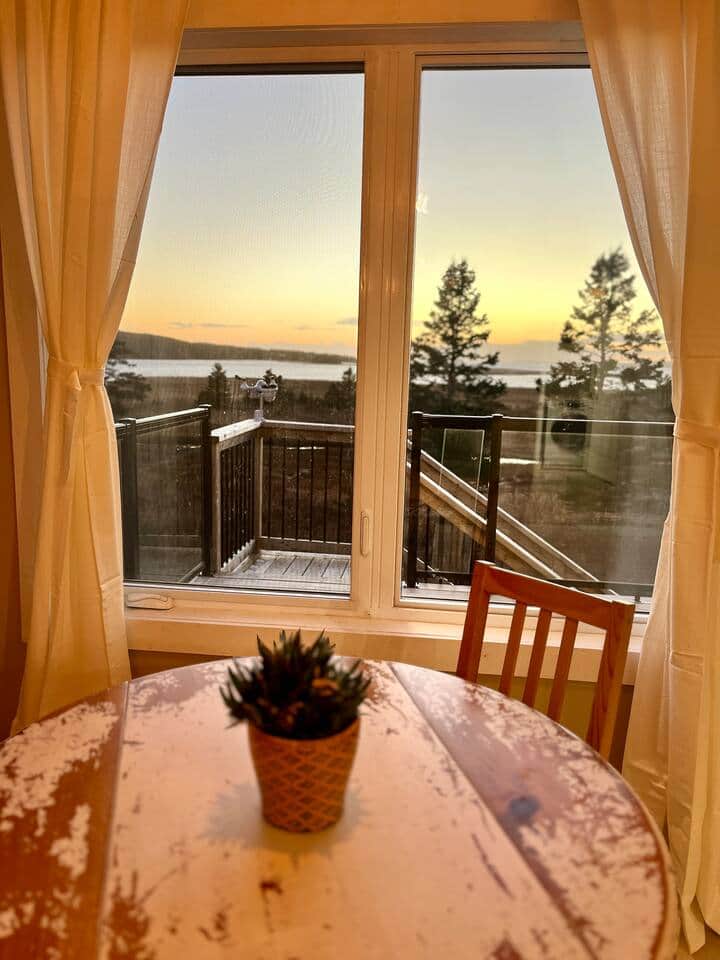 Cozy breakfast nook with deck access and sweeping sunset lake views Cozy breakfast nook with deck access and sweeping sunset lake views