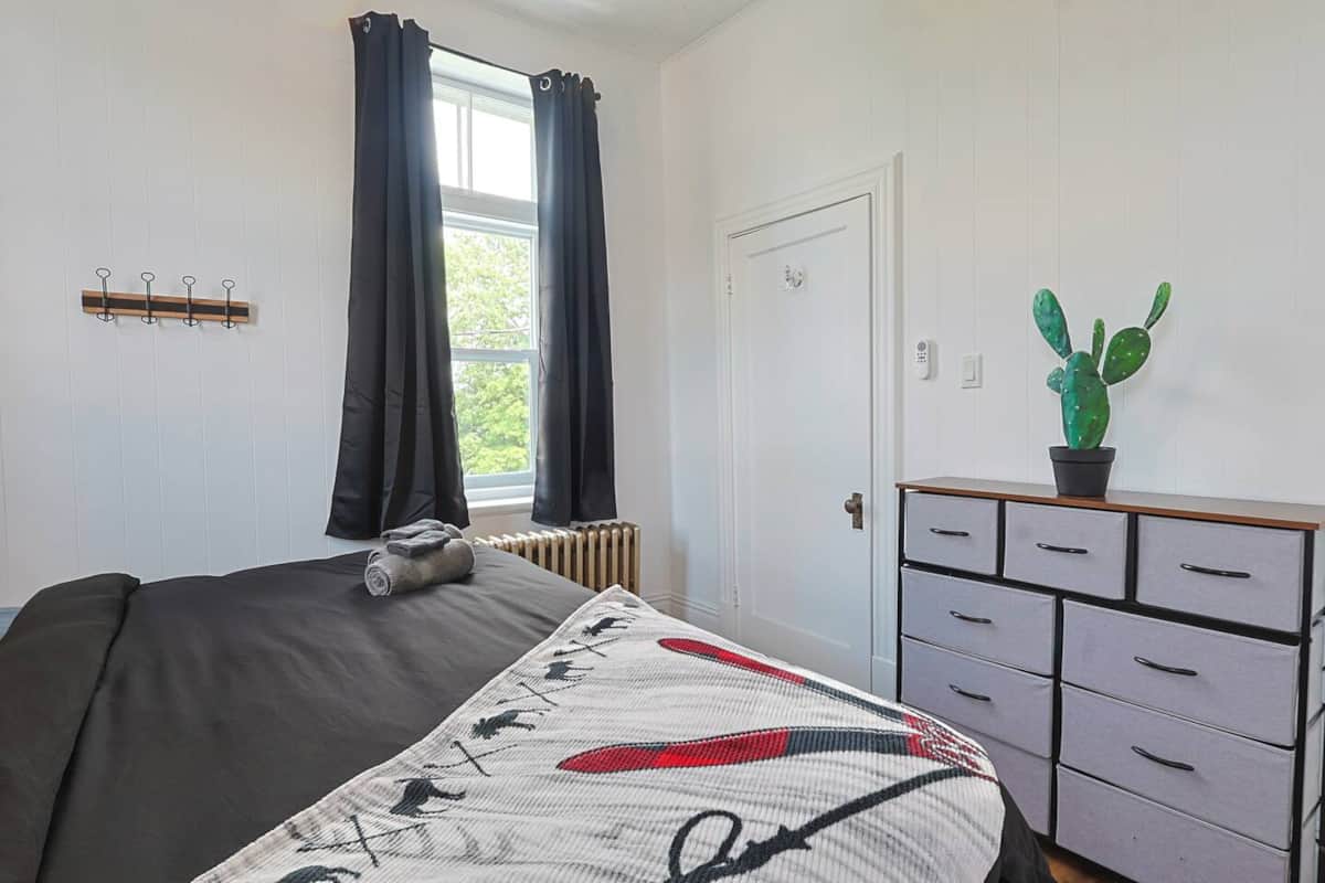 Première immense chambre des maîtres avec lit king et coin lecture