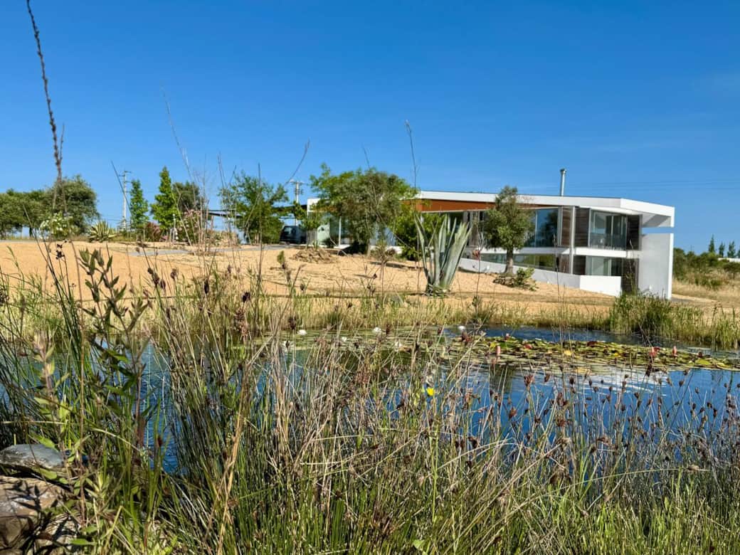 Casa vista da da zona piscina natural
