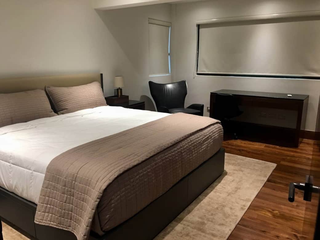 Recámara con cama King Size frente a cama King Size y Smart TV