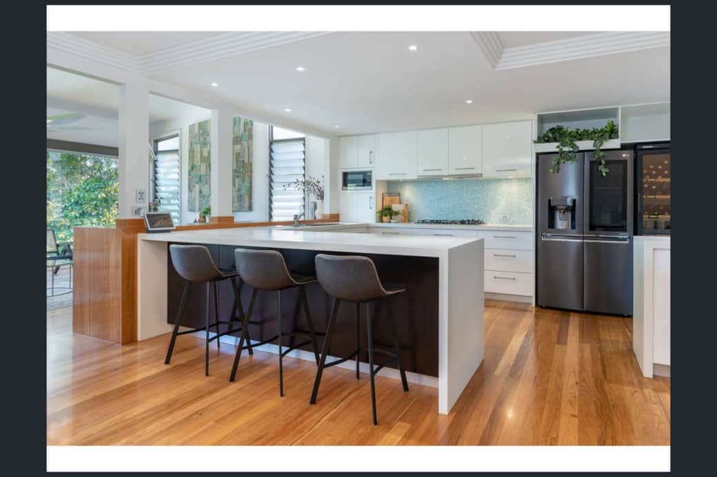 Kitchen with breakfast bar